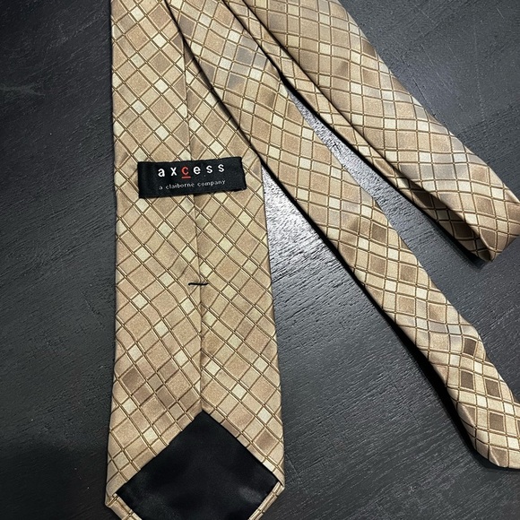 Claiborne Silk Neck tie Gold Geometric Pattern Classic Men Tie - Picture 5 of 5